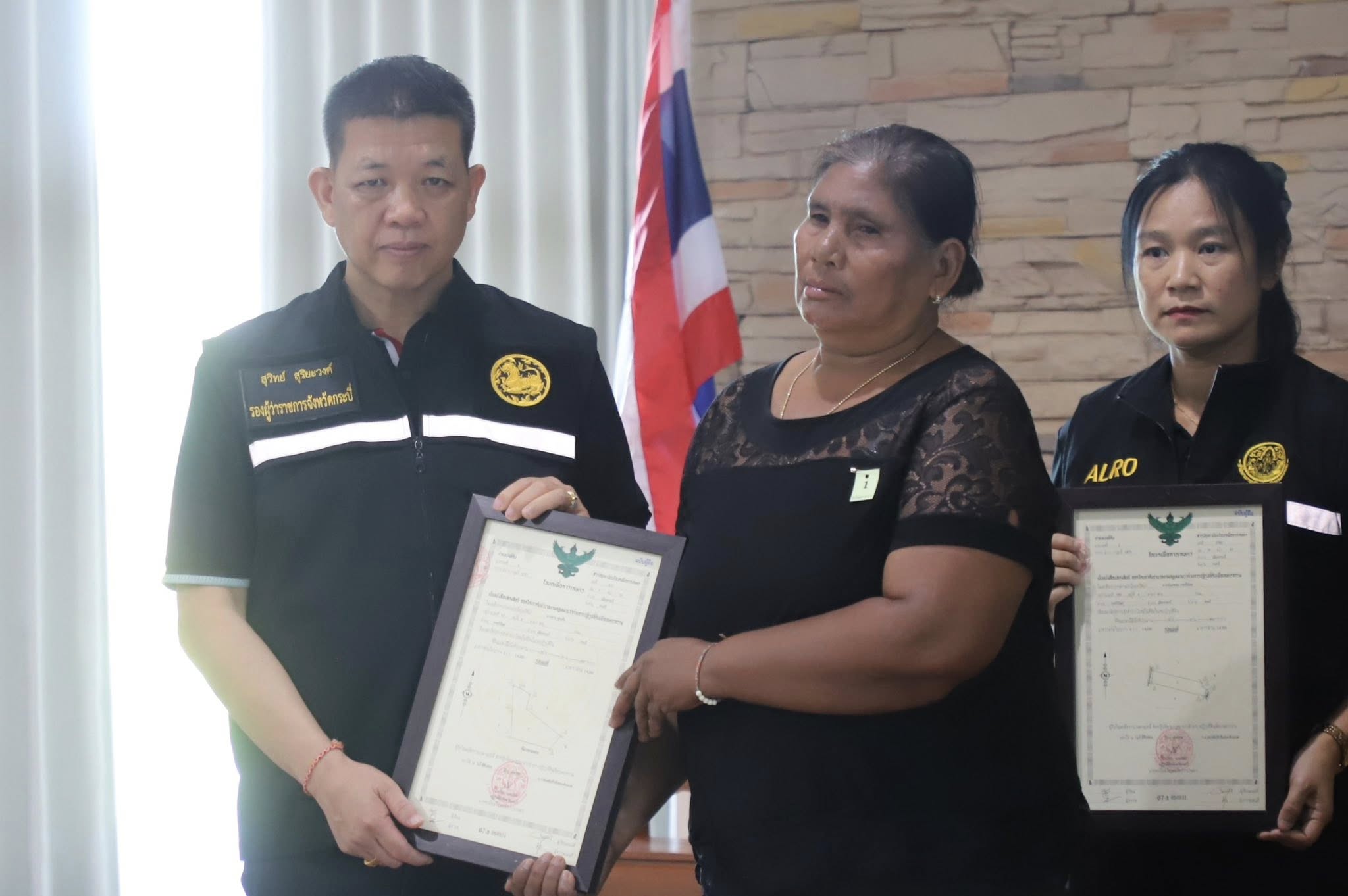 title - รมช.เกษตรฯ มอบโฉนดเพื่อการเกษตร โฉนดต้นไม้ ยกระดับที่ดินทำกินในกระบี่ หนุนเกษตรกรเข้าถึงแหล่งทุน